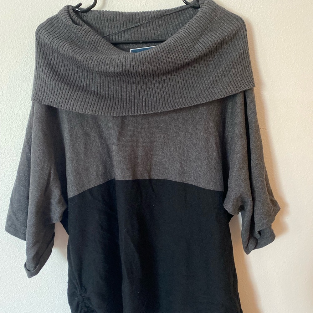 Gray and black comfy sweater- short sleeve